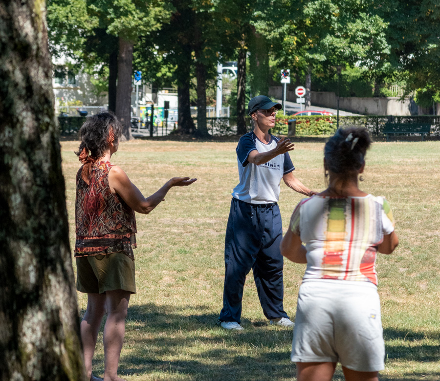 Cours de Qi Gong dans le parc de Milan à Lausanne